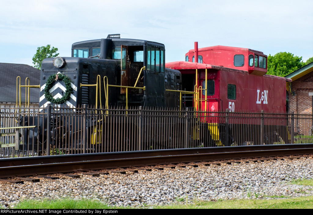 A 44 Tonner and Caboose sit on display outside the Stevenson Alabama Depot Museum